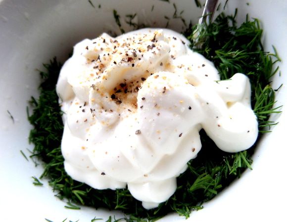 Стала думать,чем смазать лавашики в тортике...Для этого укроп соединила со сметаной (100 г) и присыпала перцем с лимонным ароматом (или выжать немного лимонного сока).