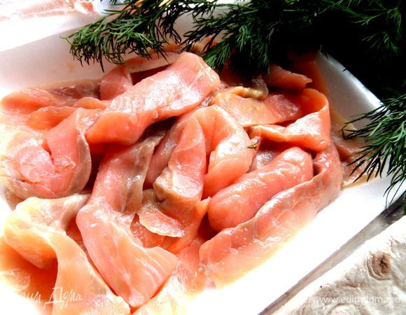Лосось у меня с подкопчённым ароматом уже нарезан длинными полосками,осталось их нарезать мельче.