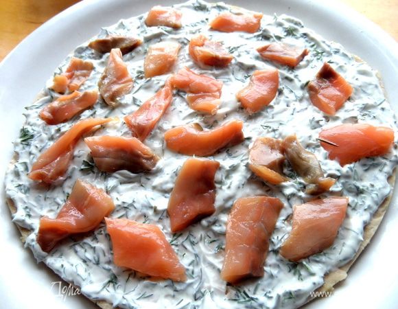 Выложим кусочки на сметану.