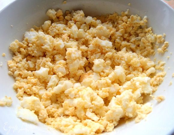 Яйца сварить,размять вилкой...