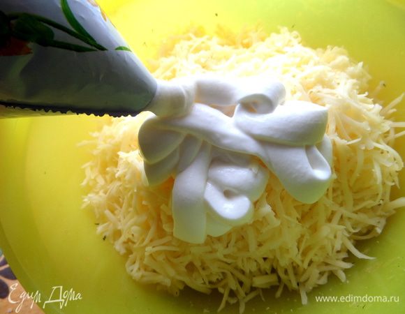 Для второй начинки в оставшийся сыр добавить сметану...