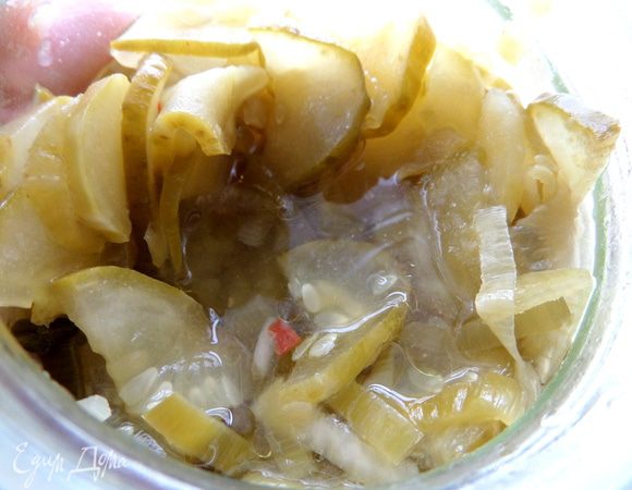 Для пикантности я открыла баночку из заготовок с маринованным салатиком из огурцов! Рецепт здесь: http://www.edimdoma.ru/retsepty/57096-ogurechnyy-salat-na-zimu-latgalskiy-latgales