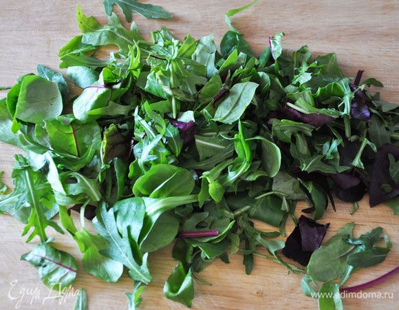 Салатный микс очень крупно порезать. Можно и не резать, в целях сохранения количества витаминчиков, но мне так удобнее.