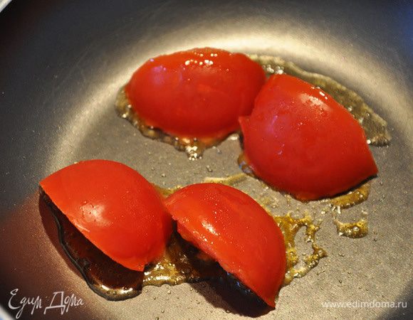 Помидор разрезать на четвертинки и обжарить в оливковом масле. Подсолить и поперчить.