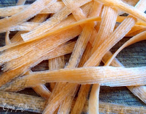 Морковь очистить и нарезать при помощи овощечистки длинными лентами.