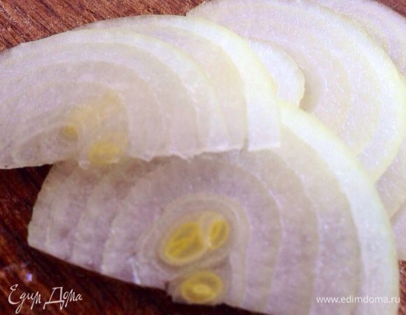 Лук очистить и нарезать полукольцами.