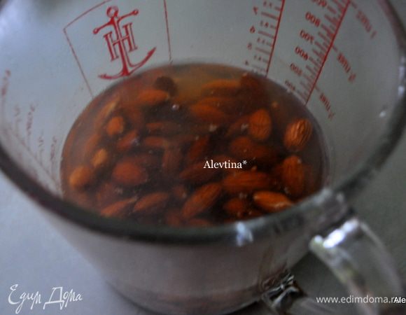 Если нет в продаже миндальной муки можно сделать по рецепту, что я давала уже на этом сайте. Или кратко напомню: 2 стакана очищенного миндаля от скорлупы, залить на несколько минут горячей водой. Бланшировать 3 мин.
