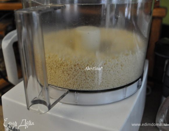 Промокнуть миндаль бумажным полотенцем или дать просохнуть. Выложить затем в фудпроцессор и измельчить мелко. Переложить в емкость. Мука готова. По идеи нужно ее еще пропустить через сито для воздушности.