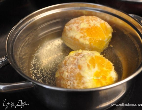 Апельсины очистить от кожуры, положить в кастрюлю и залить водой. Варить примерно 90 мин или до мягкости.
