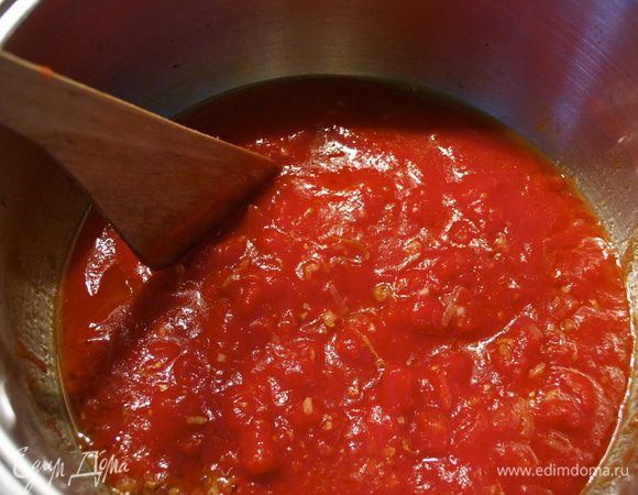 Добавить томаты. Можно положить свежие помидоры...