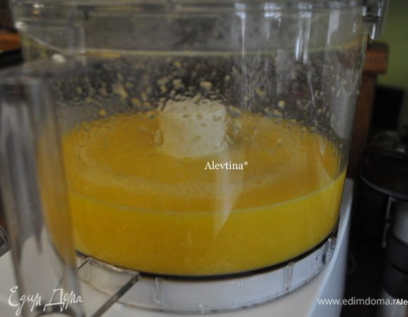 Переложить готовые апельсины в фудпроцессор и измельчить до состояния жидкости.