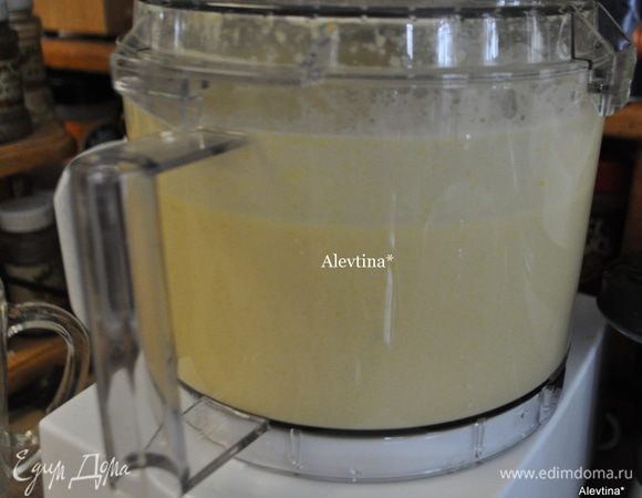 Затем добавить по яйцу,мед, миндальную муку,соль и разрыхлитель и все взбить до однородной массы.