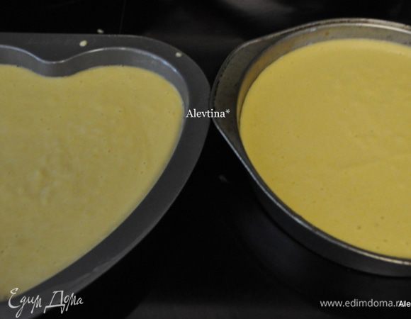 Приготовим форму для выпечки 23 см, смажем маслом и выложим на дно бумагу для выпечки,смажем опять маслом. У меня 2 маленькие формы и тогда кекс получается невысоким. Вылить тесто в форму. Поставить в разогретую духовку на 190 гр.,45-50 мин. В мини формах время проверяйте раньше.