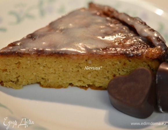 Дадим остыть, перевернем. Можно подавать так или присыпать сахарной пудрой. Я использовала сахарную глазурь. 1 стакан сахарной пудры полюс 2-3 стол.л молока.
Разрезаем и подаем к столу. Приятного аппетита.