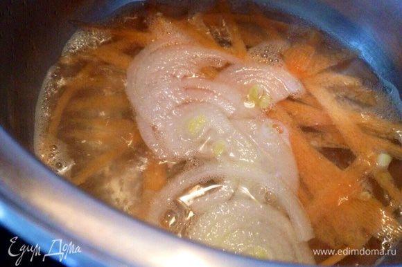 Положить лук и морковь в кастрюлю с небольшим количеством воды и довести до кипения. Сразу снять с огня и откинуть на сито.