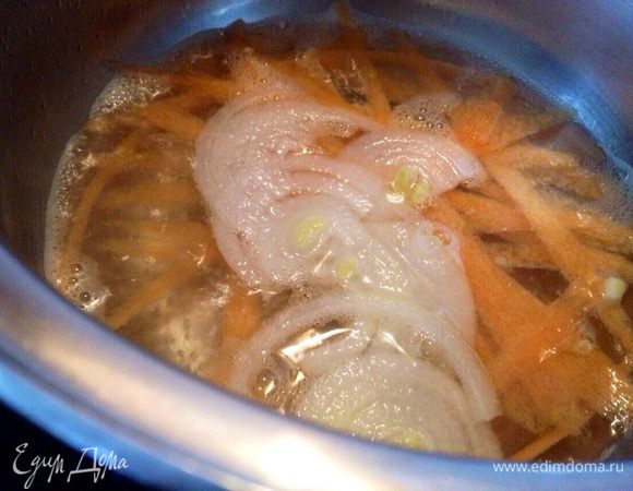 Положить лук и морковь в кастрюлю с небольшим количеством воды и довести до кипения. Сразу снять с огня и откинуть на сито.