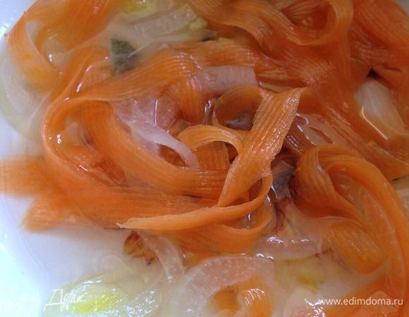 Для маринада:все ингредиенты смешать и залить маринадом овощи. Оставить мариноваться 30-40 минут. Соль и сахар смотрите по вкусу. У меня винный уксус с травами, очень интересный вкус придает! :)