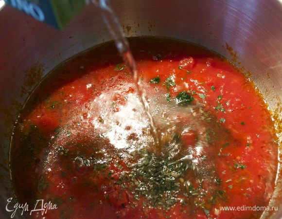 Добавить семена фенхеля, изрубленную кинзу (у меня ПЕТРУШКА!), посолить, поперчить по вкусу и влить белое вино. Довести до кипения и проварить 5 минут на среднем огне.