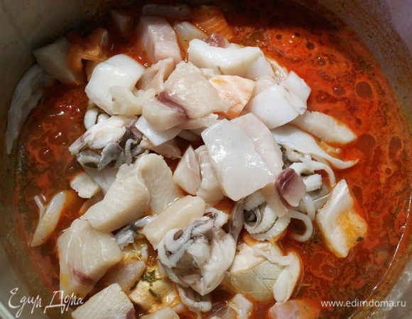 Выложить в кастрюлю рыбу (креветки придержать). Накрыть кастрюлю крышкой и тушить на слабом огне около 10 минут. 