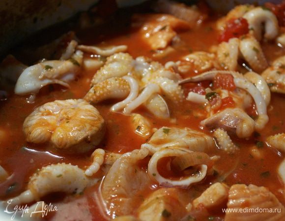 Затем добавить креветки и готовить еще 2-3 минуты. Снять кастрюлю с огня.
