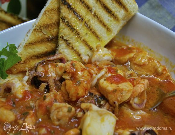 Разложить по глубоким тарелкам и подавать! Обычно, с этим блюдом подают ломтики обжаренного на гриле белого хлеба (типа чиабатта)... Слегка полить все оливковым маслом.  