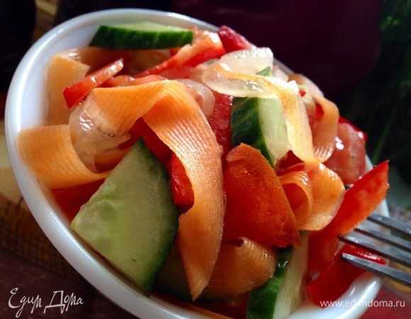 Смешать маринованные овощи со свежими и заправить салат оливковым маслом.