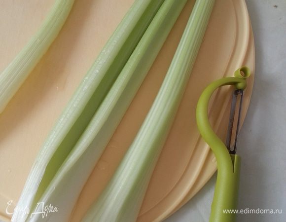 Сельдерей промыть, очистить от грубых волокон, нарезать кубиками.