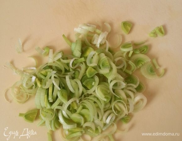 Лук порей порезать полукольцами...
