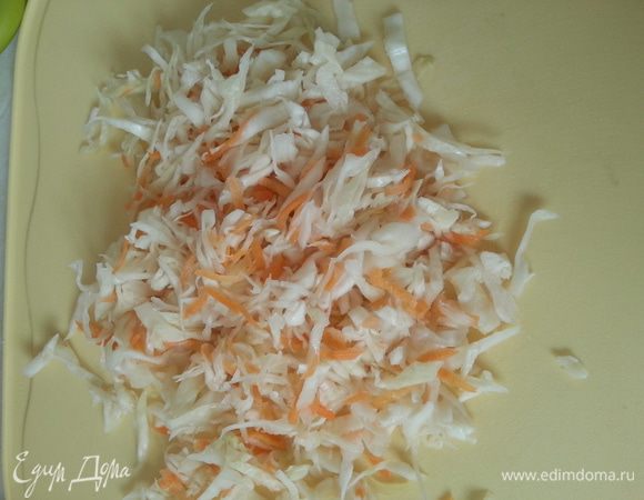 Квашеную капусту промыть прохладной водой, отжать,  немного измельчить.