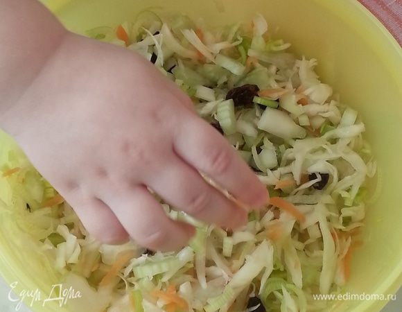 Заправить маслом, свежемолотой смесью перцев. Я не солю, т.к. присутствует квашеная капуста.