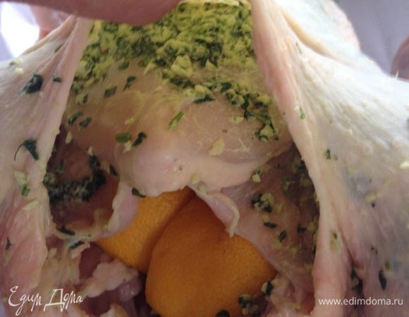 Аккуратно отделить кожу курочки от мяса... от того места, где разрез на брюшке, срезаем лишний жир и очень легонько подрезать между кожей и мяском, потихоньку продвигаемся как можно дальше вглубь , получится хороший кармашек.
 