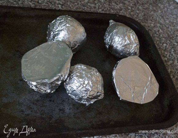 Свеклу хорошенько вымыть, обернуть фольгой и запечь в духовке при 180*С до готовности, около 50 мин.