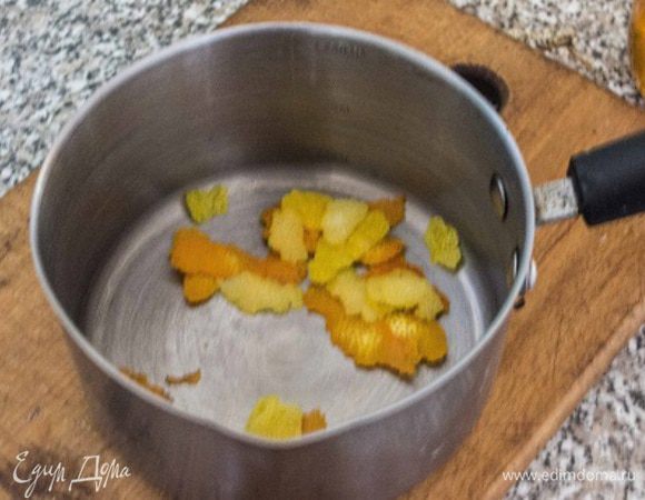 Тем временем приготовим заправку. Снять цедру с 1/2 апельсина и 1/2 лимона, сложить в сотейник,