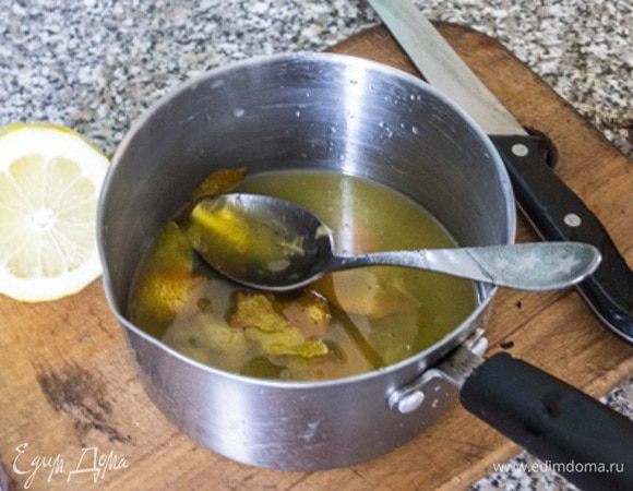 В сотейник выжать сок 1 апельсина и 1/2 лимона, поставить на слабый огонь и прогреть до растворения меда, поперчить и добавить соли на кончике ножа. Остудить.