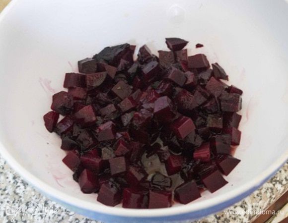 Запеченую свеклу очистить и нарезать кубиком, полить заправкой.