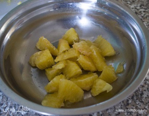 Апельсин очистить от кожуры и белой шкурки, нарезать на сегменты без пленок.