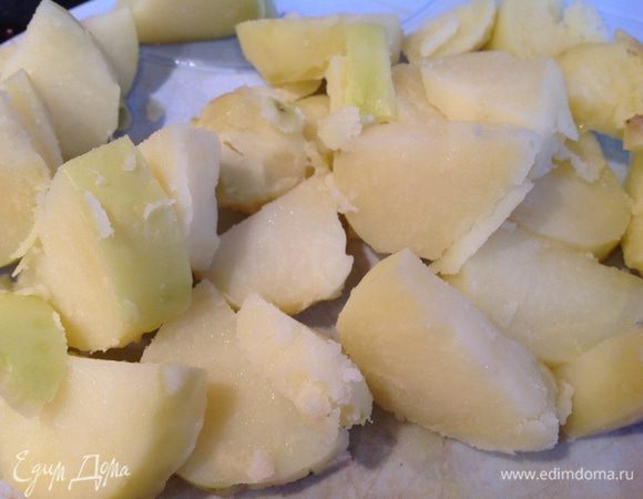 Картофель сварите в мундире, почистите, нарежьте.