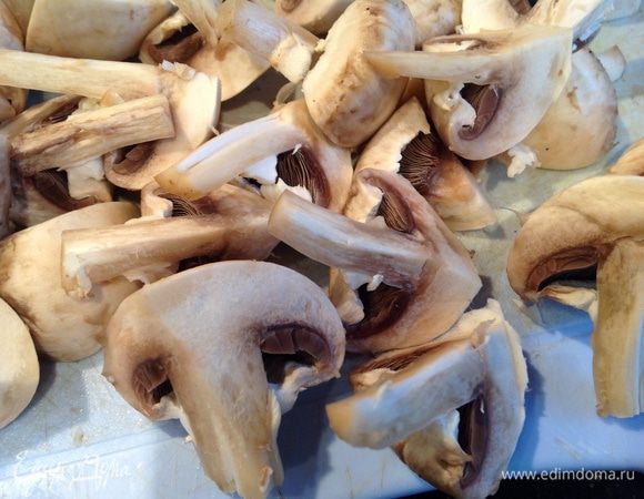 Шампиньоны нарежьте четвертинками.