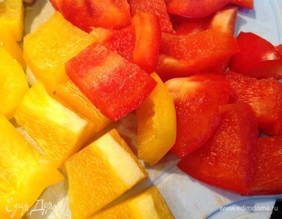 У болгарского перца удалите сердцевину и нарежьте квадратиками.