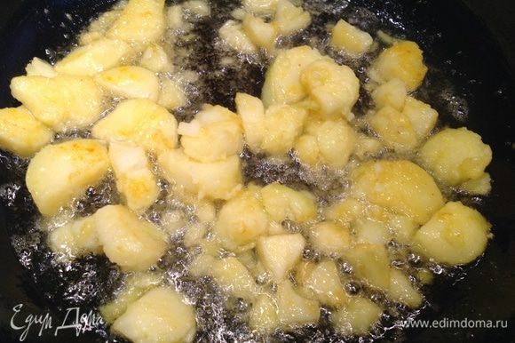 Картофель приправьте шафраном и быстро обжарьте на раскаленной сковороде с растительным маслом. Выложите.