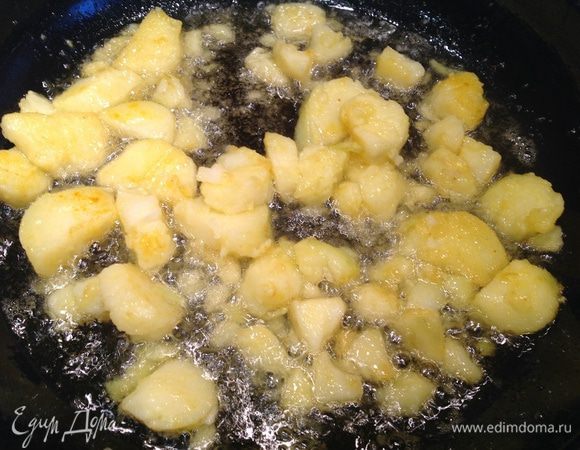 Картофель приправьте шафраном и быстро обжарьте на раскаленной сковороде с растительным маслом. Выложите.