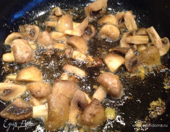 На той же сковороде обжарьте шампиньоны. И тоже выложите. Затем обжарьте болгарский перец.