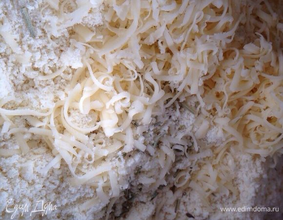 К муке и маслу добавить соль, сыр (у меня чедер, Вы можете брать на свой вкус!) натертый на мелкую терку, нарезанный розмарин (у меня 0.5 ч.л. сухого). Перемешать.