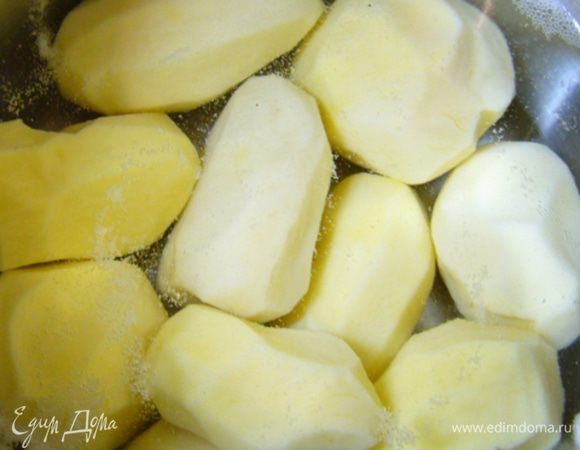 Чистим картошку (у меня средняя) и отправляем вариться. Затем воду сливаем. Остужаем картофель.