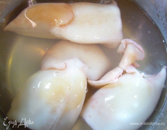 Кальмары очищаем от пленки, отправляем в кипящую подсоленную воду (на 1,5 л воды – 1 ст. л. соли) на 3 мин. Вынимаем из воды. Остужаем.