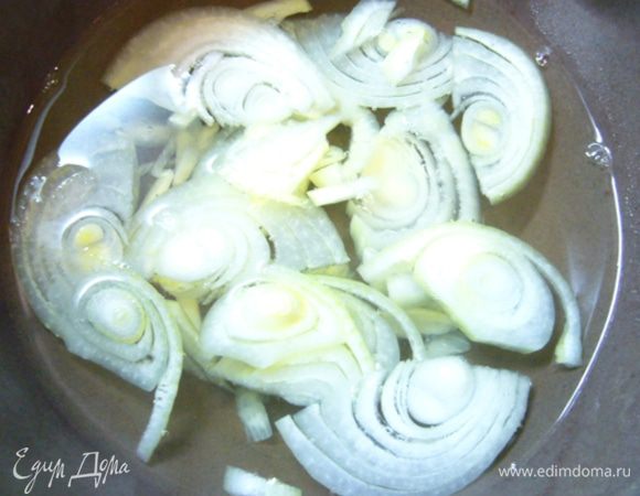В это время лук репчатый режем тонкими полукольцами, заливаем кипятком, чтобы вышла злость и горечь.