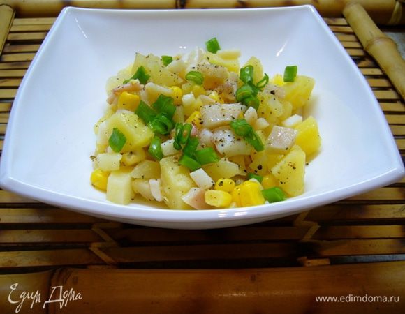 Собираем салат: картофель режем кубиками, кальмары измельчаем. Сливаем воду из чашки с луком.  Избавляем от воды кукурузу. Солим-перчим салат. Смазываем оливковым маслом. Перемешиваем. При подаче посыпаем порезанным зеленым луком.
