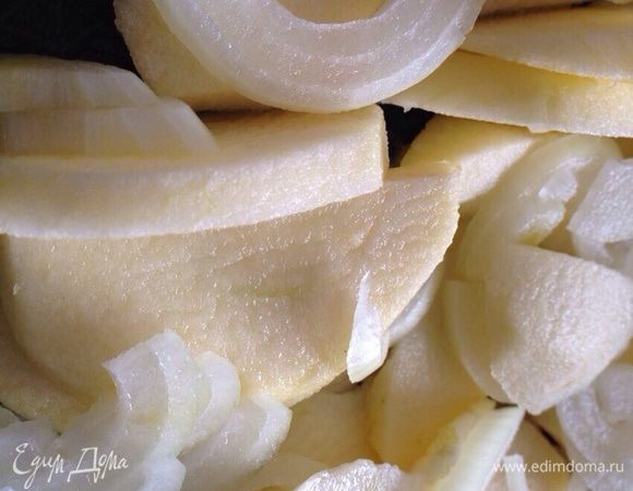 Для начинки: лук нарезать полукольцами, яблоки небольшими ломтиками. Добавить щепотку сахара и обжарить на сливочном масле. Минут 5-7.