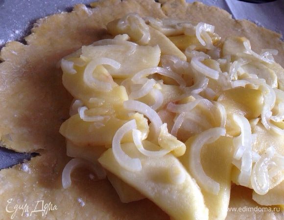 Тесто раскатать, выложить на него начинку.