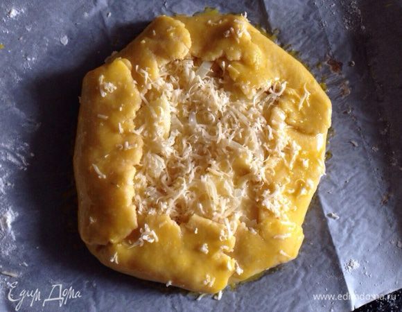 Посыпать сыром. Сложить края теста к центру. И смазать галету яйцом.
Можно еще присыпать чуть сыром.